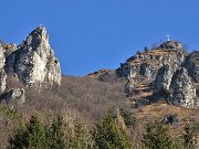 11 Zoom sulla croce del Monte Corno (1030 m) a dx...altra croce su bel pinnacolo a sx